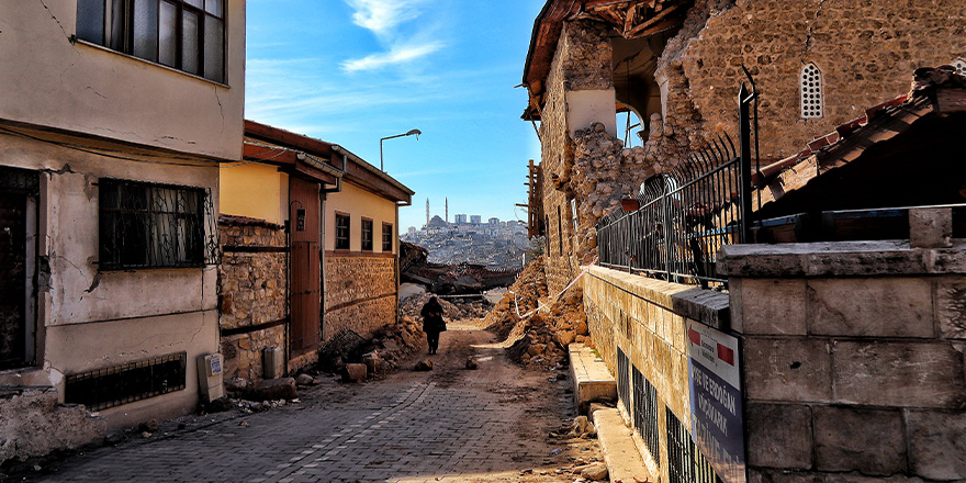 <p>Özellikle Dulkadiroğlu ilçesinde tarihi konaklar zarar gördü, binalar çöktü.</p>