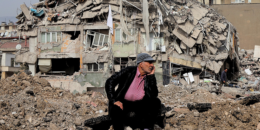 <p>Dulkadiroğlu ilçesi Turan Mahallesi Bahtiyar Yokuşu’ndaki enkaz ve gökyüzündeki güvercinlerin uçuşu da fotoğraf karelerine yansıdı.</p>