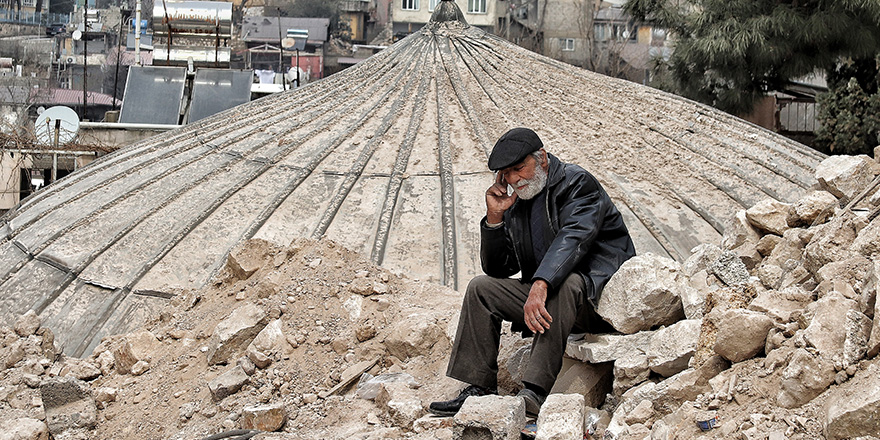 <p>Yine bir fotoğraf karesinde ise enkaz önünde oturan bir vatandaşın bekleyişi yer aldı. İşte deprem sonrası o görüntüler...</p>