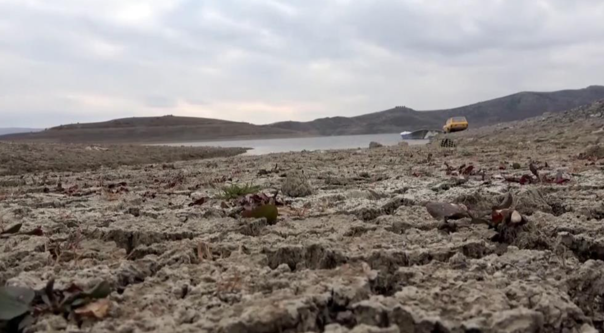 <p>Yani gıda güvenliği ve güvencesinin yeterince karşılanamaması gibi bir olumsuzlukla karşılaşacağız. Barajlarda su seviyesinin azalması ya da olması gereken seviyenin altına düşmesi tarım alanlarını tehdit edecektir. Kuraklık tarımsal sulama için gerekli suyun yetersizliğini, içme sularının azalmasını, biyolojik çeşitliliğin azalmasını tehdit edecektir. Diğer yandan da elektrik enerjisi yönünden de bize sorun yaşatacaktır. Dolayısıyla beklenilen yağış olmadığı takdirde noksanlıklar yaşanabileceğini ifade edebilirim” dedi.</p>