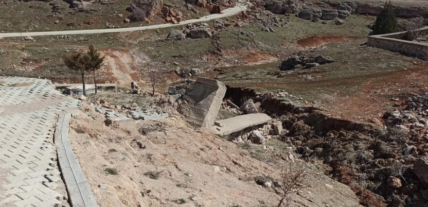 <p>7,6 büyüklüğündeki depremin ardından söz konusu fayda hareketlilik yaşanmasını beklemediğini vurgulayan Yaltırak, “Buradaki hareket hızına bağlı olarak bundan sonra da büyük bir ihtimalle binlerce yıl deprem olmayacak” diye konuştu.</p>