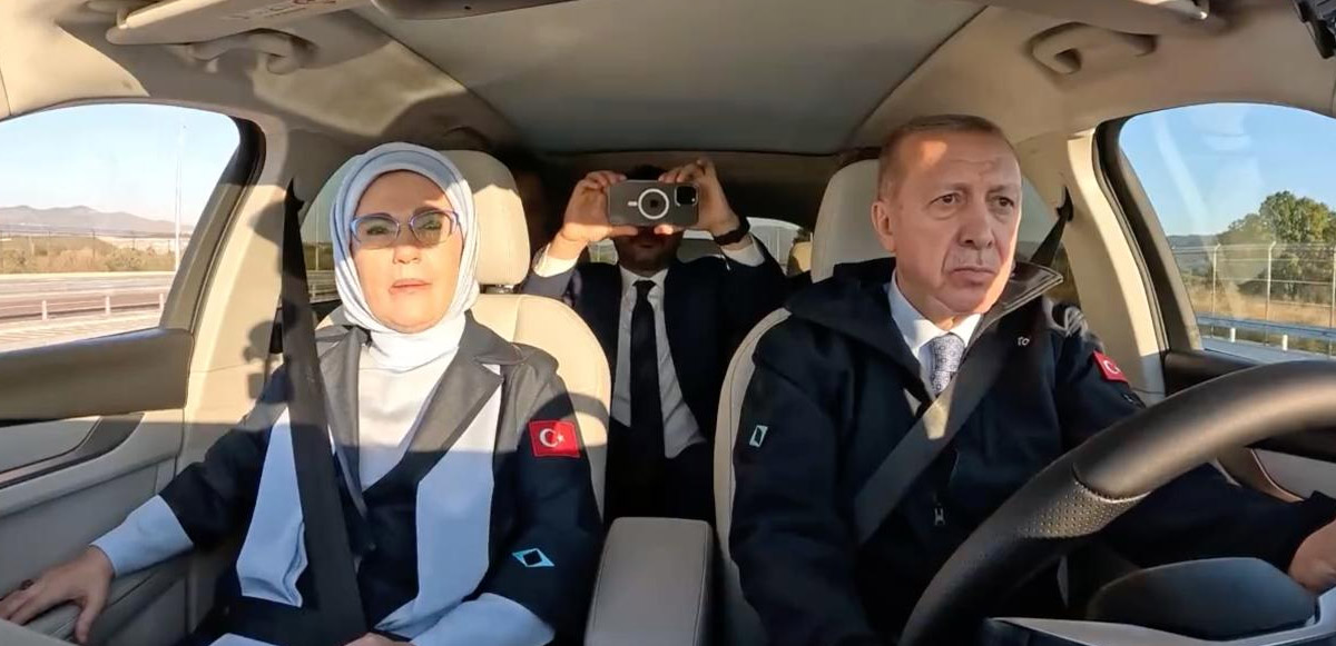 <p>Togg logolu montlar giyen Cumhurbaşkanı Erdoğan ile eşi Emine Erdoğan, sonrasında Togg aracını test etti.</p>