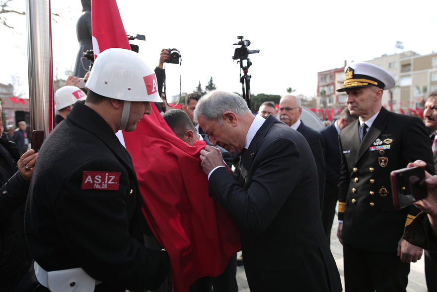 <p>Cumhuriyet Meydanı'nda saat 10.00'da başlayan törene, Milli Savunma Bakanı Hulusi Akar, Çanakkale Valisi İlhami Aktaş, Çanakkale Boğaz ve Garnizon Komutanı Tuğamiral Mustafa Turhan Ecevit, Çanakkale Belediye Başkanı CHP'li Ülgür Gökhan, milletvekilleri, bürokratlar, askerler, muharip gaziler, sevil toplum kuruluşu temsilcileri ve öğrenciler katıldı.</p><p> </p>