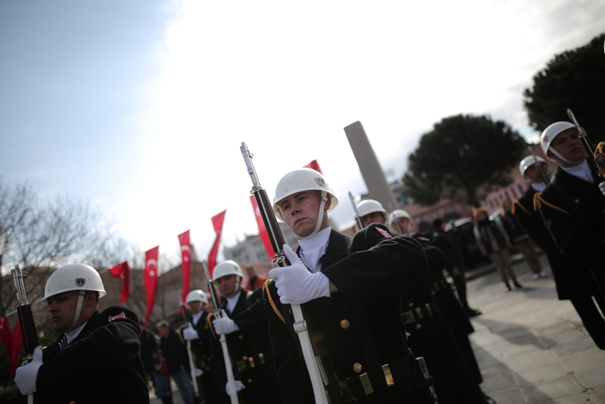 <p>Şehitleri selamlamak adına Çanakkale Boğazı’nda bulunan 'TCG Salihreis' zırhlısından 21 pare top atışı gerçekleştirildi.</p>