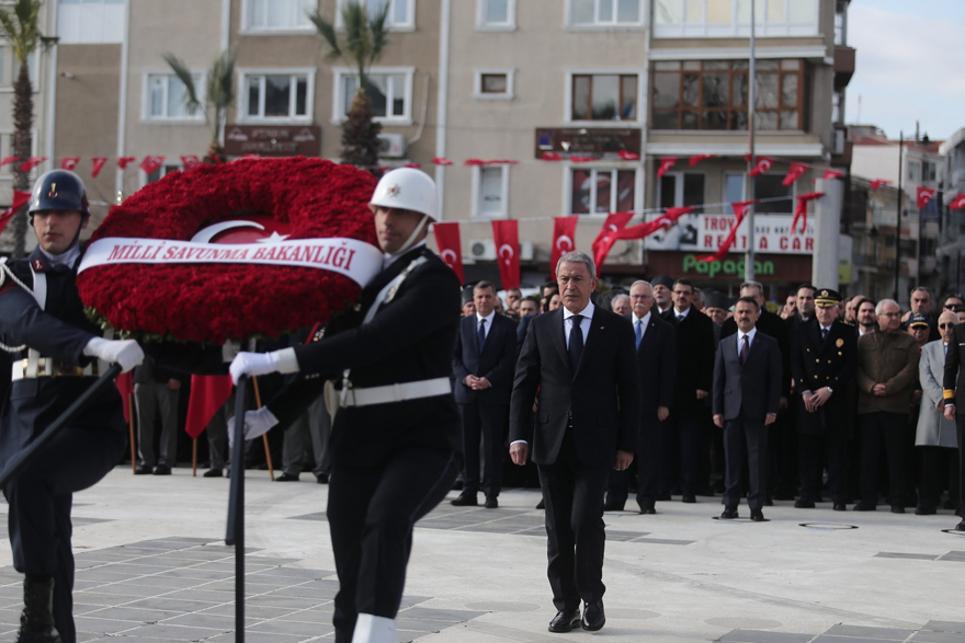 <p>18 Mart Şehitleri Anma ve Çanakkale Deniz Zaferi’nin 108’inci yıl dönümü nedeniyle Cumhuriyet Meydanı’nda düzenlenen ilk törende, Anafartalar Kahramanı Mustafa Kemal Atatürk’ün anıtına çelenk sunumu gerçekleştirildi.</p>