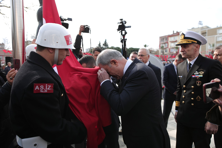 <p>Şehitler için saygı duruşunda bulunulmasının ardından <strong>Boğaz Komutanlığı Bandosu eşliğinde İstiklal Marşı okundu. ‘Çanakkale Geçilmez’ yazılı altın madalya Türk bayrağı ile birlikte göndere çekildi.</strong> Resmi çelenk koyma töreninin sona ermesiyle birlikte kentteki çeşitli siyasi partiler, sivil toplum kuruluşları da kendi çelenklerini Atatürk Anıtı’na bıraktı.</p>