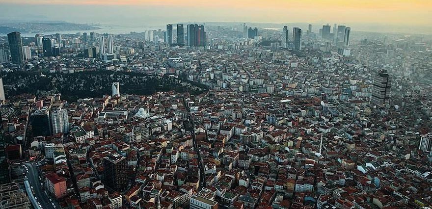 <p>Yer bilimci Prof. Dr. Naci Görür, Marmara Denizi sahilindeki tüm yerleşim yerlerinin depremi en şiddetli şekilde hissedeceğini söyledi.</p>