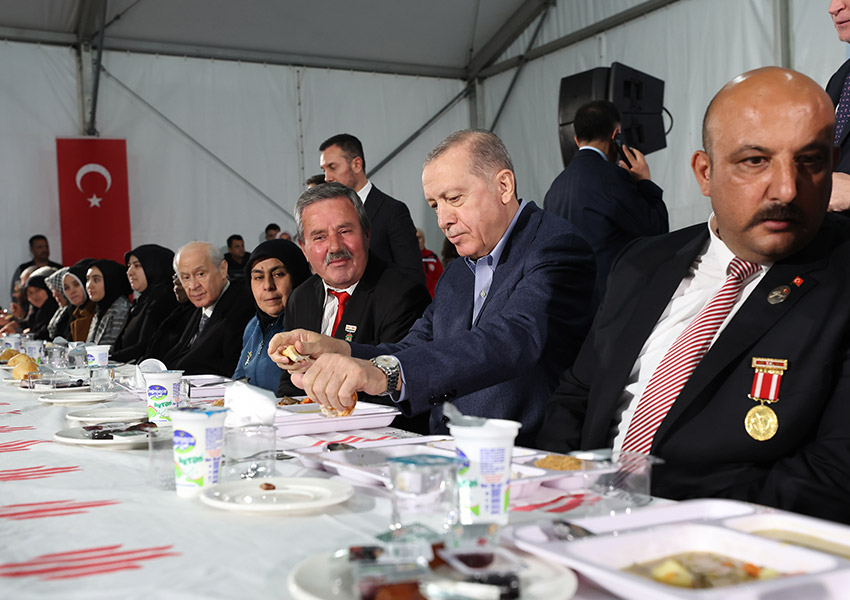 <p>Cumhurbaşkanı Recep Tayyip Erdoğan, <strong>Kahramanmaraş'taki Karacasu Konteyner Kent'te düzenlenen iftar programına katılarak, depremzede vatandaşlarla beraber iftar </strong>yaptı.</p>