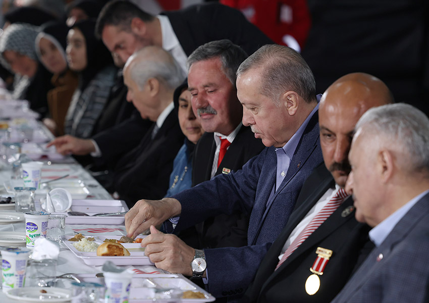 <p>Cumhurbaşkanı Erdoğan, Kahramanmaraş'ta yaptığı iftarın ardından sosyal medya hesabından paylaşım yaptı.</p>