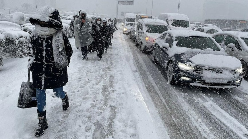 <p>Hava sıcaklıklarının son günlerde yükselmesinin ardından ani düşüşler yaşanacak. Yaşanan bahar havası yerini soğuk ve karlı günlere bırakmaya hazırlanıyor. Yarın itibariyle 15 ila 20 derece arasında düşen hava sıcaklıklarının ardından Çarşamba günü yurt genelinde kar yağışı bekleniyor.</p><h3>BAHAR KARI</h3><p>TRT Haber'in haberine göre, Öyle ki Türkiye’nin bazı bölgelerinde kış mevsiminde görülmeyen kar yağışının baharda geleceği öngörülüyor. Hatta bu sistemin bazı yerlerde fırtınaya bile sebep olacağı belirtiliyor.</p>