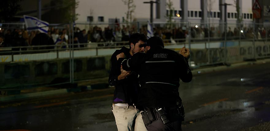 <p>Yediot Ahronot Gazetesi ise olayda çok sayıda göstericinin gözaltına alındığını, Ayalon Caddesi yakınlarında yargı düzenlemesi karşıtları ile destekçileri arasında da arbede yaşandığını yazdı.</p>