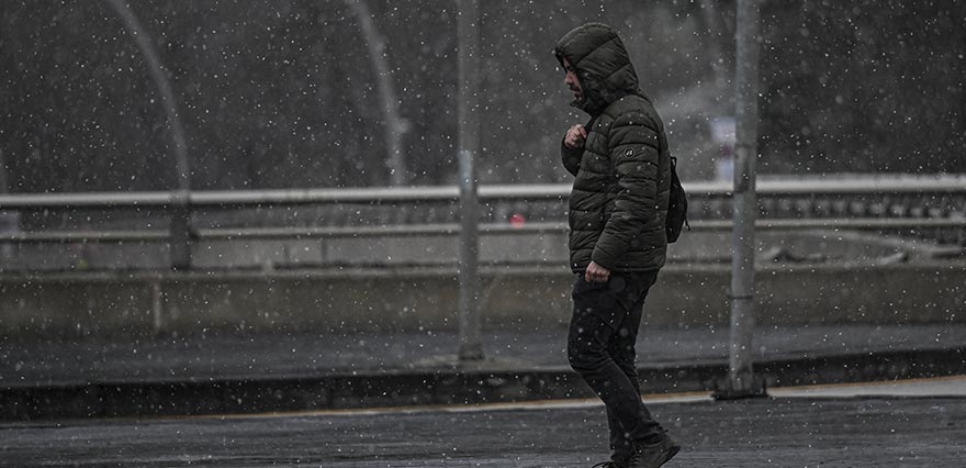 <p>Sürücüler araçlarının üzerlerini kaplayan karı temizlerken sıcaklıkların eksiye düştüğü görüldü.</p>