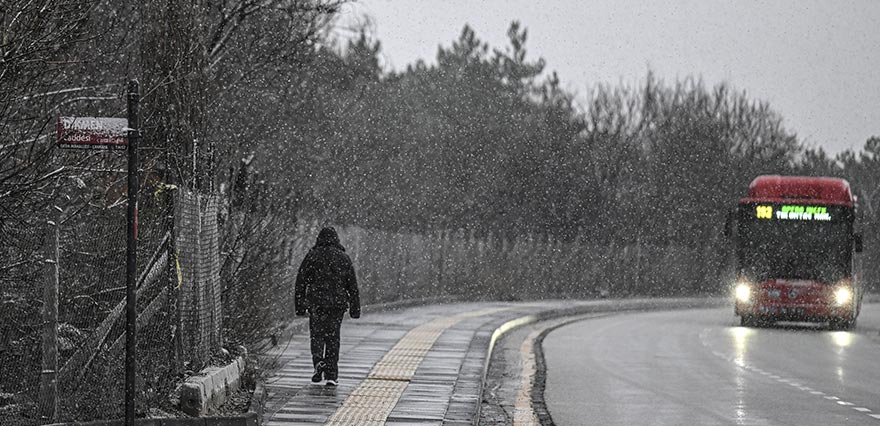 <p>Meteoroloji Genel Müdürlüğü de yaptığı açıklamada soğuk hava dalgasının 2-3 gün daha süreceğini belirtti.</p>