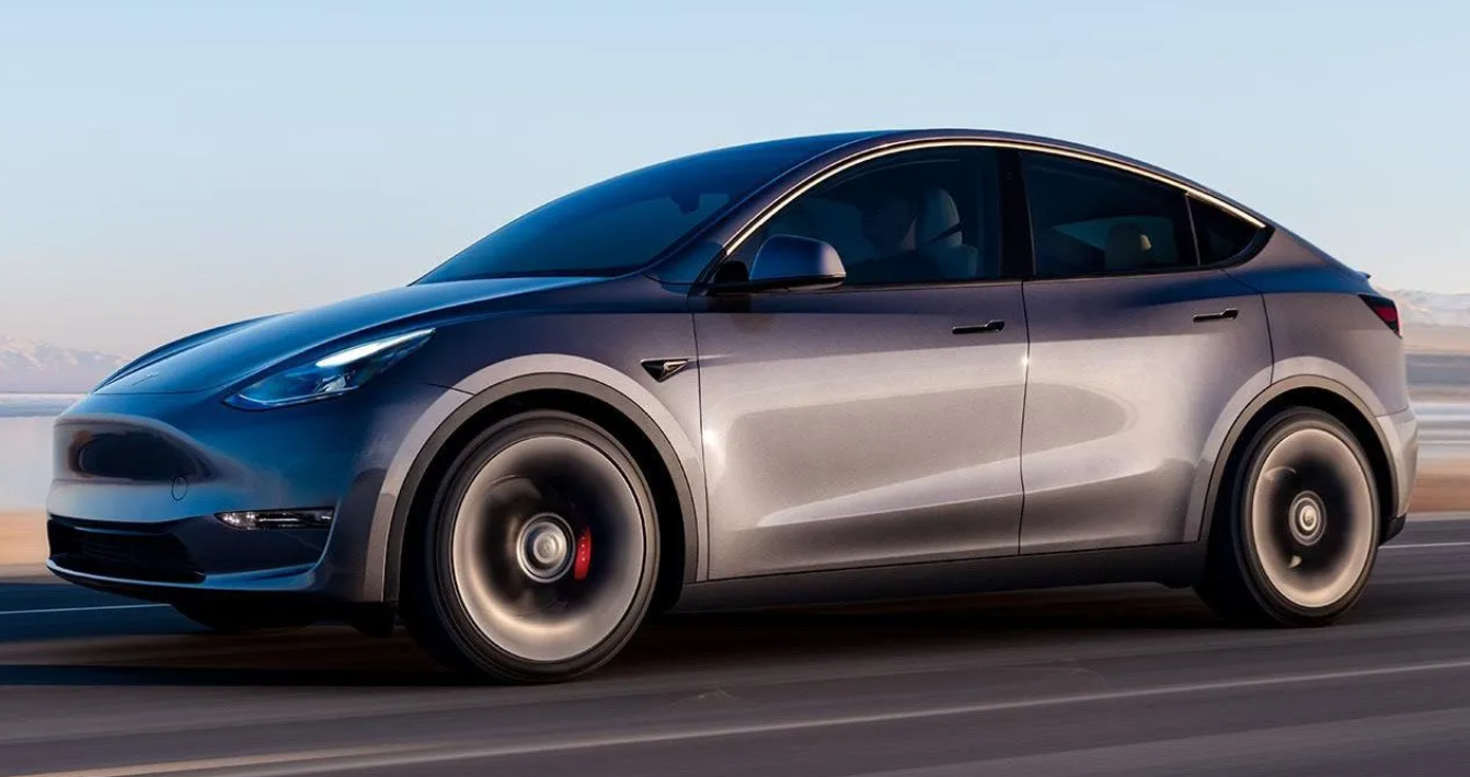 <h3>FİYATI BELLİ OLDU </h3><p>Tesla'nın Model Y aracı, Türkiye pazarına Berlin Gigafactory tesisinden sevk edilecek. Bu tesisin haftalık 5 bin üretim kapasitesine ulaşmasıyla birlikte, Türkiye'de oluşabilecek talepleri karşılamak için yeterli olacağı belirtiliyor. <strong>Tesla Model Y'nin Türkiye fiyatı ise 1 milyon 548 bin 732 TL olarak açıklandı. </strong></p>