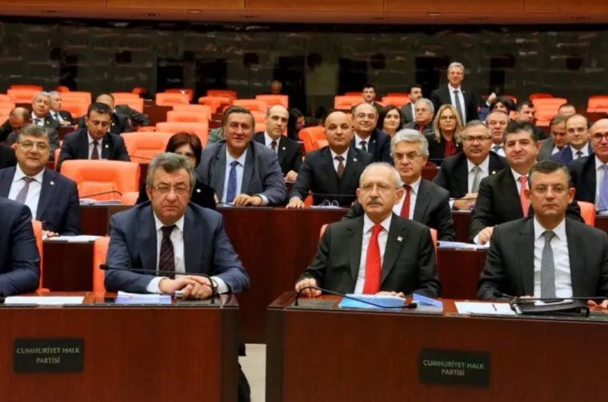 <h3><strong>MİLLET İTTİFAKI TEK LİSTEDE</strong></h3><p>CHP Genel Başkan Yardımcısı Muharrem Erkek, “DEVA Partisi, Demokrat Parti, Saadet Partisi ve Gelecek Partisi CHP listelerinden seçime girecek” açıklamasını yaptı. “5 parti tek liste” kararı YSK’ya da bildirildi. CHP ile İYİ Parti arasındaki ortak liste çalışmalarında da sona yaklaşıldı. 11-12 ilde “fermuar” yöntemine göre yapılan çalışmada, bu illerden 7 ya da 8’inde CHP, 4 ya da 5’inde de İYİ Parti’nin çatı olacağı belirtiliyor. İllerin, her iki partinin de o ildeki oy potansiyeli esas alınarak belirleneceği vurgulandı. CHP ile İYİ Parti arasındaki görüşmelerin de sonuçlanmasıyla, Millet İttifakı’nda sadece CHP ve İYİ Parti’nin logoları yer alacak.</p>