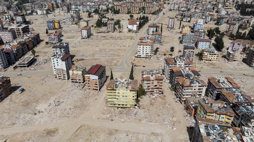 <p>Kahramanmaraş ve Hatay merkezli meydana gelen depremlerde enkaz kaldırma çalışmaları sürüyor. AFAD koordinesinde günlük 300 bin seferle hafriyat taşınan kentte 10 binin üzerinde enkaz kaldırılıyor. En çok etkilenen Hatay’ın Antakya ilçesinde acil olarak yıkım işlemi gerçekleştirilen binaların yerini boş meydanlar aldı.</p>