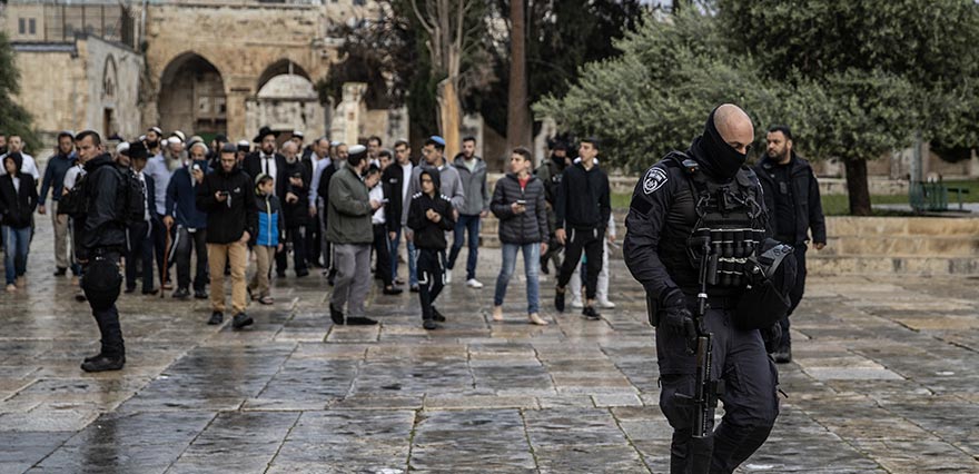 <p>Daha önce birçok kez Ramazan ayında Filistinlilere Mescid-i Aksa’da sert müdahalede bulunan İsrail güçleri onlarca kişiyi de gözaltına alındı.</p>