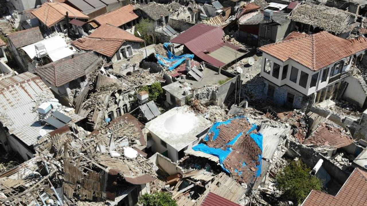 <p>Binlerce iş yerinin yıkıldığı ilçede <strong>enkaz kaldırma çalışmaları aralıksız sürerken,</strong> Kurtuluş Caddesi’nde bulunan tarihi Uzun Çarşı’daki iş yerlerini açabilen <strong>kısıtlı sayıdaki esnaf, hem bayrama buruk giriyor</strong> hem de bayram günlerinin yanı sıra normal günler de yoğunluğun yaşandığı tarihi caddede müşterilerini ağırlıyor.</p>