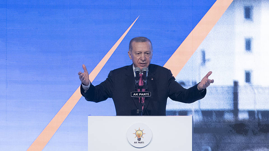 <p>Erdoğan 2018 seçimlerinde ilk turda tüm oyların yüzde 52,6'sını, yani 50,07 milyon geçerli oyun 26,33 milyonunu alarak cumhurbaşkanı seçildi. Erdoğan seçilebilmesi için gerekenden 1,3 milyon daha fazla oy alarak seçimi kazandı.</p>