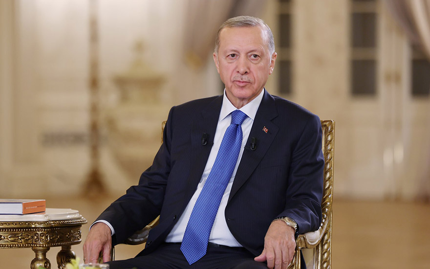 <p>Cumhurbaşkanı Recep Tayyip Erdoğan, Kanal 7 ve Ülke TV ortak canlı yayınına konuk oldu. Programın henüz başlarında Erdoğan rahatsızlanınca programa ara verildi.</p>