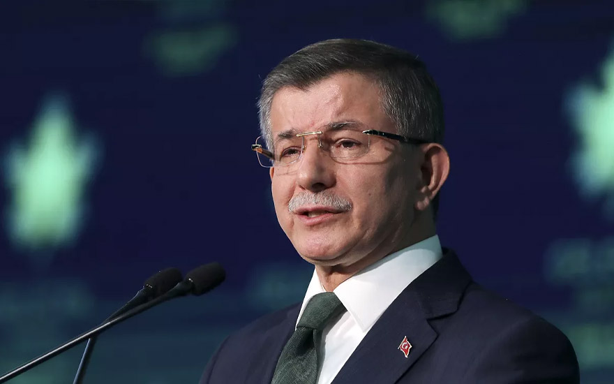 <p><strong>Gelecek Partisi Genel Başkanı Ahmet Davutoğlu</strong>: Katıldığı televizyon yayını sırasında rahatsızlık yaşayan Cumhurbaşkanı Recep Tayyip Erdoğan'a geçmiş olsun dileklerimi iletiyor, acil şifalar diliyorum.</p>