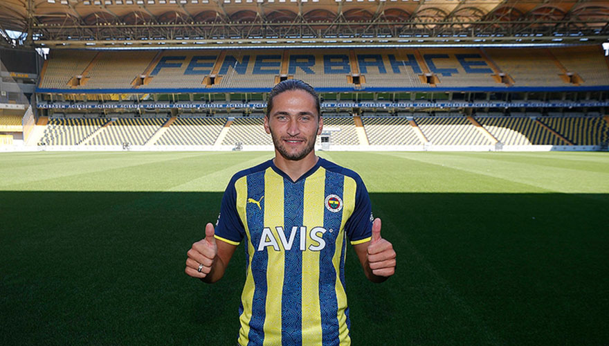 <p>Miguel Crespo, 2021 yazında Estoril Praia'dan Fenerbahçe'ye 1.5 milyon Euro bedelle transfer olmuştu.<br /><br />Portekizli futbolcu gösterdiği performansla Vitor Pereira ve İsmail Kartal'ın vazgeçilmezleri arasında yer alsa da Jorge Jesus ile forma istikrarından uzaklaştı.<br /><br />Crespo'nun piyasa değeri 10 milyon Euro civarında gösteriliyor.</p>