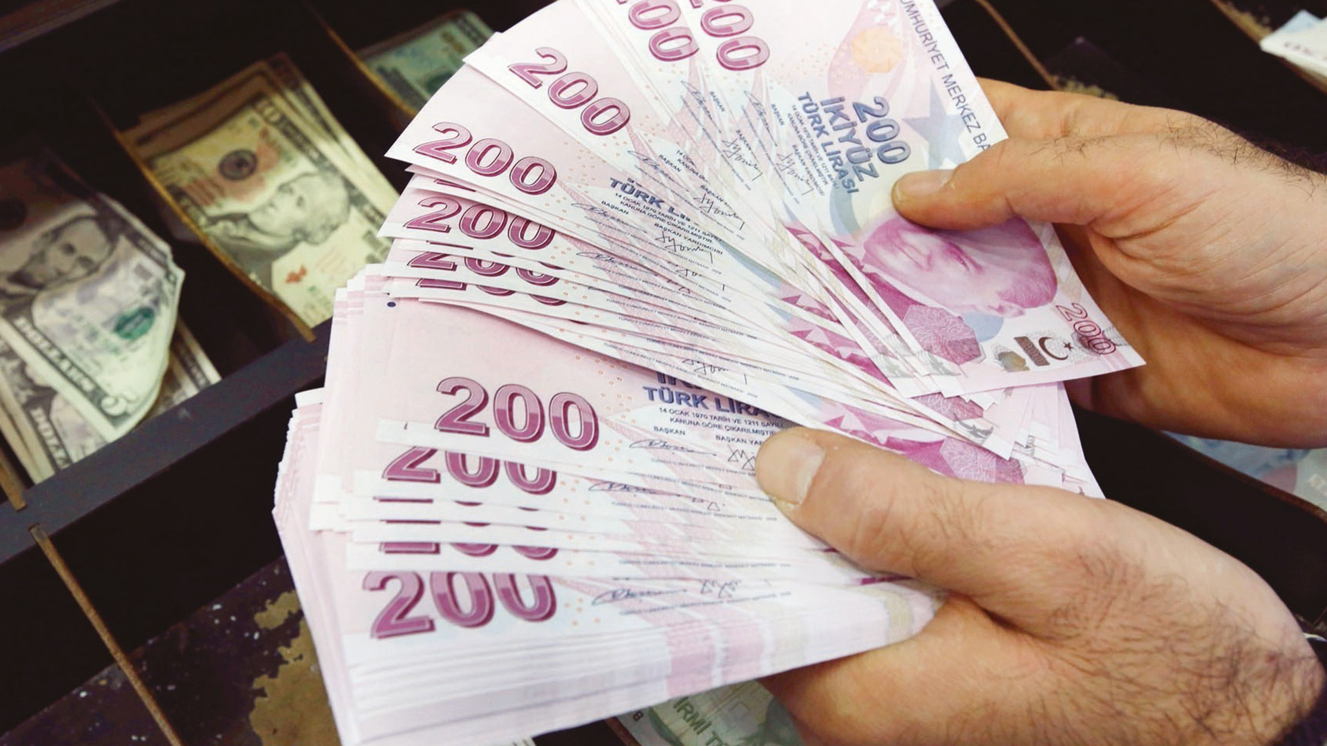 <p>Kök aylık 5 bin liraysa yüzde 30 zam varsayımı ile emeklinin ayılığı 6500 lira olacak ama 7500 lira yatmaya devam edecek. Örneğin, bugün itibariyle en düşük aylığı 6 bin 95 lira olan SSK'lılar (2000 öncesi işe başlayacak) Temmuz ayında enflasyon zammının yüzde 30 olduğu düşünüldüğünde kök aylığı 7 bin 923 liraya çıkacak. Bu kapsamdaki bir emeklinin eline geçecek aylık 7500 liradan 7 bin 923 liraya çıkmış olacak.</p>