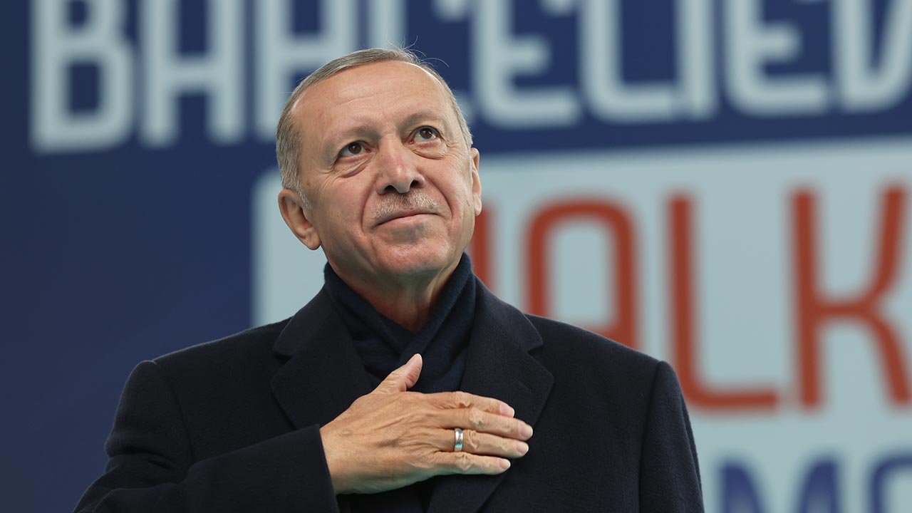 <h3>ERDOĞAN'IN EN DÜŞÜK OY ALDIĞI İLLER</h3><p><strong>Cumhurbaşkanı Recep Tayyip en düşük oy aldığı iller ise şöyle;</strong></p><p>Tunceli: % 16.20<br />Şırnak: % 21.26<br />Iğdır: % 25.28<br />Hakkari: % 24.64<br />Diyarbakır: % 26.48</p>