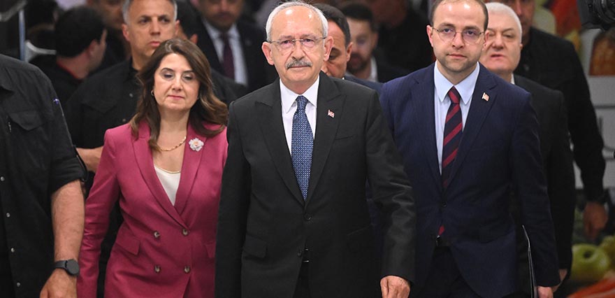 <p>Aradaki yüzde 4,61'lik oy oranını kapatmak için hareket geçen CHP cephesinde çalışmalar hız kesmeden sürüyor. Yeni stratejiler üzerinde çalışan Millet İttifakı'nın, 28 Mayıs için politikanın 