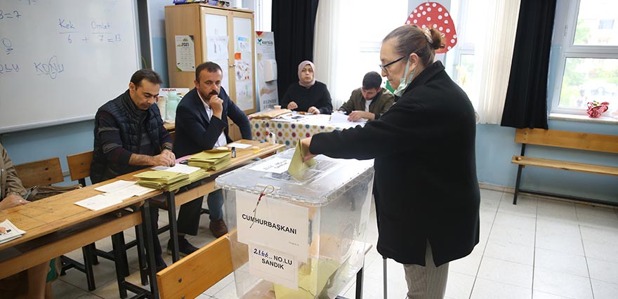 <p>Türk siyasi tarihinde bir ilk yaşanıyor. Cumhurbaşkanı Seçimi’nin ikinci tur oylaması için oy verme işlemi saat 08.00 itibarıyla başladı. </p>