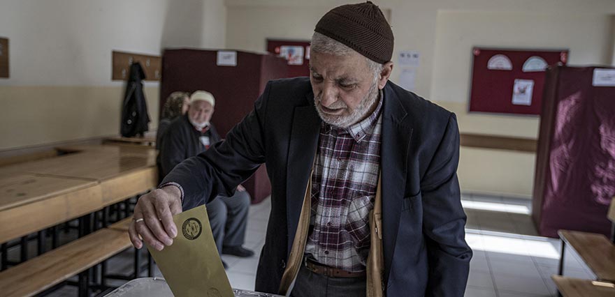 <p>Saat 17.00’ye kadar sürecek olan oy verme işleminde 60 milyondan fazla seçmen kaydı var.</p>