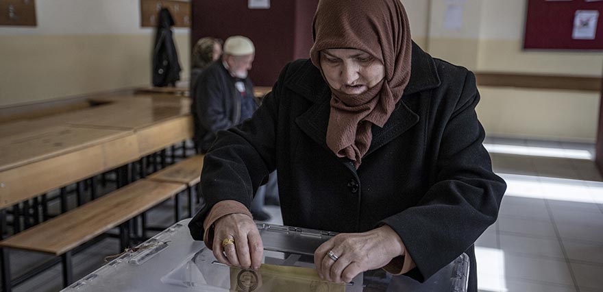 <p>Sabahın erken saatlerinden itibaren seçime giden seçmenler oy verme işlemi için sandık başında.</p>