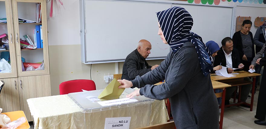 <p>Yurdun dört bir yanında kurulan sandıklarda oyunu kullanana vatandaşların katılımı yoğun olduğu görüldü.</p>