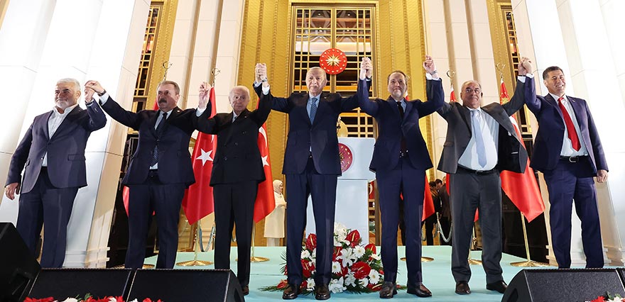 <p>Konuşmasının ardından Cumhur İttifakı liderlerine de teşekkür eden Erdoğan; <strong>Devlet Bahçeli, Mustafa Destici, Zekeriya Yapıcıoğlu, Fatih Erbakan, Önder Aksakal ve Sinan Oğan'la </strong>fotoğraf çekildi.</p>