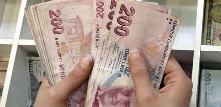 <p>AK Parti'nin iktidara geldiği 2002'de 184 lira olan net asgari ücret 2023'te bir önceki yıla oranla yüzde 54.7 artışla 8 bin 506 lira (Brüt 10 bin 8 lira) olarak belirlendi.</p>