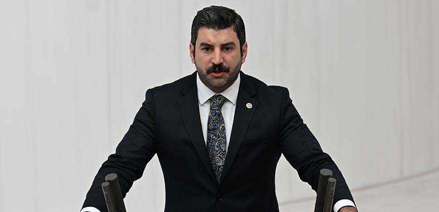 <p>AK Parti Şanlıurfa Milletvekili İbrahim Eyyüpoğlu, yemin metnindeki “büyük Türk milleti önünde” ifadelerini söylemeyince yemini tekrarladı.</p>