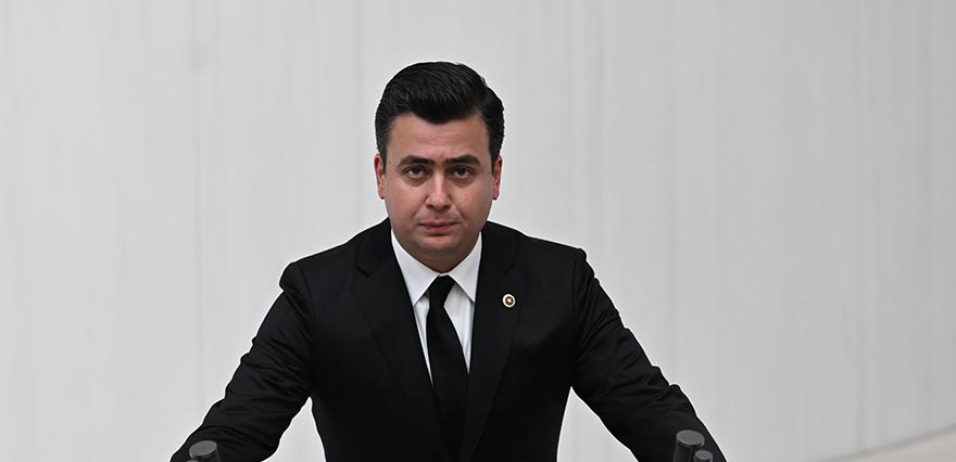 <p>AK Parti Ankara Milletvekili Osman Gökçek yemin metninde “yararlanması ülküsünden” ifadesini “yararlanma ülküsünden” şeklinde okuduğu için ikinci kez tekrar etti.</p>