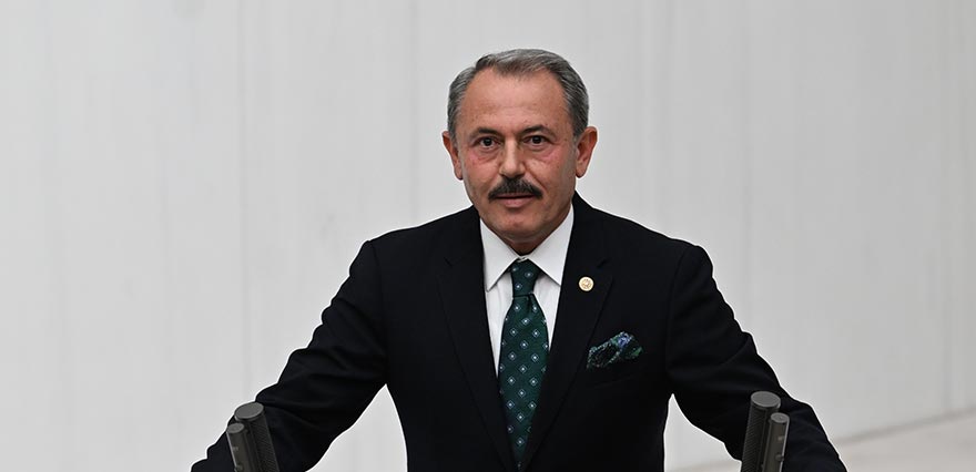 <p>AK Parti Denizli Milletvekili Şahin Tin, “hukukun üstünlüğüne, demokratik ve laik” ifadelerini eksik okuduğu için yemini tekrarladı.</p>