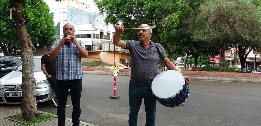 <p>İl olmayı bekleyen ilçelerin yeniden gündeme gelmesiyle Kozanlı esnaf, bu haberi davul zurnayla kutladı.</p>