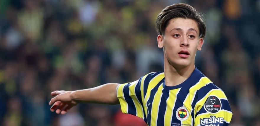 <p>Adı Avrupa'dan birçok takımla anılan 18 yaşındaki futbolcunun Fenerbahçe ile sözleşmesi 2025 yılına kadar devam ediyor.</p>