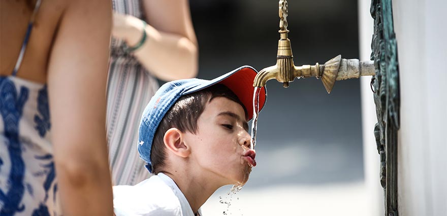 <p>Beklenen günün gelmesiyle İstanbul'da sıcak hava etkisini gösterdi. <strong>Meteoroloji Genel Müdürüğü'nün yüksek sıcaklık uyarısında bulunduğu İstanbul'da sıcaklık rekor yüksekliklere ulaştı.</strong></p>