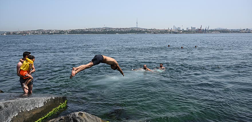 <h3>İSTANBUL'DA EN SICAK GÜNDEN FOTOĞRAFLAR</h3><p>Uzmanların mümkün olduğunca dışarı çıkılmaması yönünde uyarılar yaptığı<strong> en sıcak günde, dışarıda olan vatandaşlardan birbirinden çarpıcı fotoğraflar geldi.</strong></p>