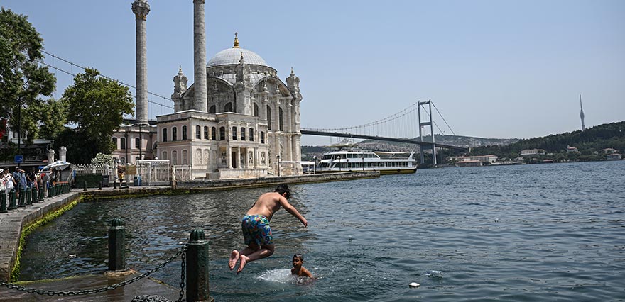 <p>Ersoy Adıgüzel, “Gerçekten hava çok sıcak. Mevsim sıcaklarının çok çok üstünde. Bugün de evde sıcaktan yanmaktansa deniz kenarına gelerek, hem bir deniz havası alalım istedik hem de burada soğuk bir şeyler içeceğiz. Eşimle geldim. Özellikle <strong>ağaç olmayan bölgelerde beton sıcaklığıyla birlikte sıcaklık gerçekten hissedilenden çok daha fazla oluyor. </strong>Bu sıcaklarda özellikle sokak hayvanlarının da ihtiyaçlarını bizlerin insanlar olarak gözetmesi gerektiğini düşünüyorum. Herkes kapısının önünde bir kap su koysun ve onlar için yiyecek koysun diyorum