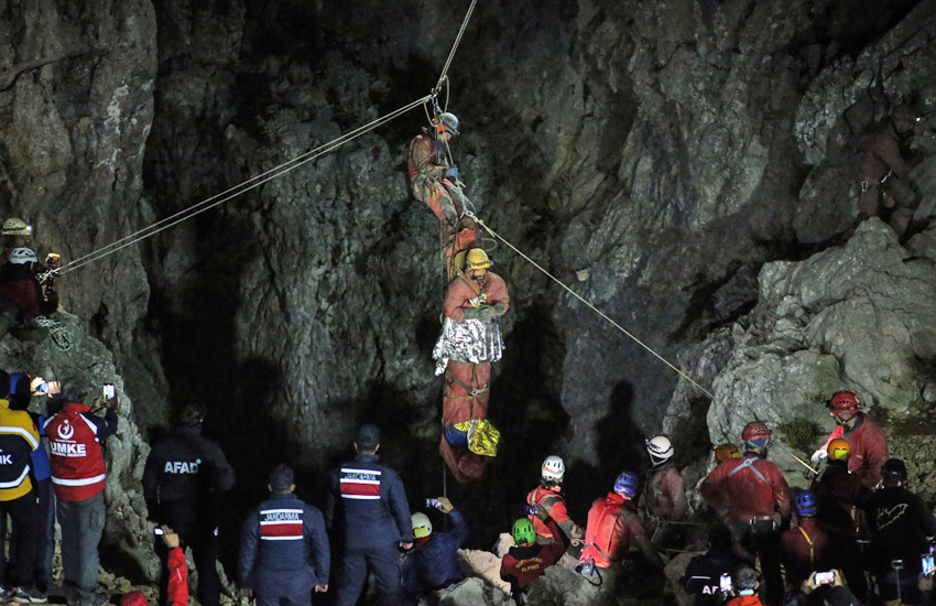 <p>Arama kurtarma uzmanları ve sağlık ekiplerince son olarak 180 metredeki kamp alanına ulaştırılan Dickey, bir süre dinlenmeye alındı. Gerekli kontrollerin ardından sedyeyle taşınmaya devam edilen ABD'li <a href=