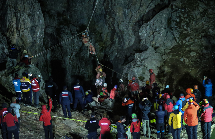 <p>Keşif çalışması için 3 Eylül'de Morca Mağarası'na inen ve yaklaşık 1276 metre derinlikte rahatsızlanan Dickey'in tahliyesine yönelik çalışmalar, doktorların kararının ardından 9 Eylül'den itibaren AFAD koordinesinde sürdürüldü.</p>