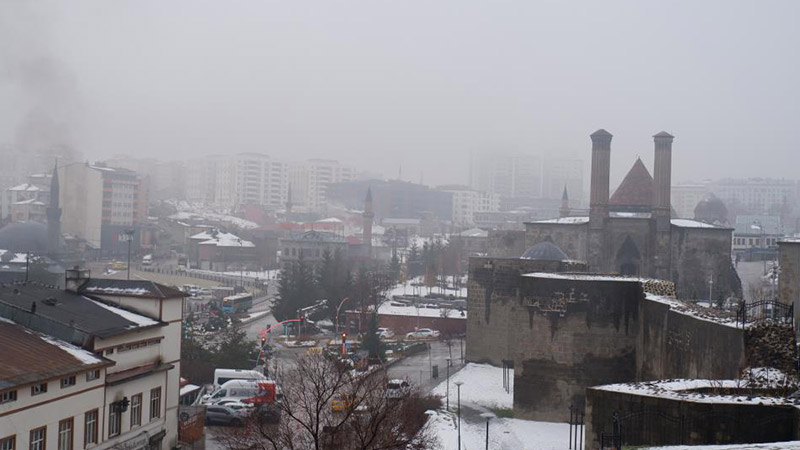 <p>Yurdun doğusunda yeniden kar yağışı etkili oldu. Birçok ilde kar nedeniyle vatandaşlar zor anlar yaşadı. Erzurum'a yağış yağmur ve sisle geri döndü. Geçtiğimiz hafta etkili olan kar yağışı ve soğuk hava yerini karla karışık yağmur ve sise bıraktı. Hafta sonu Erzurum’da yağmurlu hava bekleniyor. Yüksek kesimlerde kar kalınlığının 70 santimetrelere kadar çıktığı Erzurum’da dün geceden bu yana etkili olan yağış, yağmur ve karla karışık olarak etkili olmaya başladı.</p>