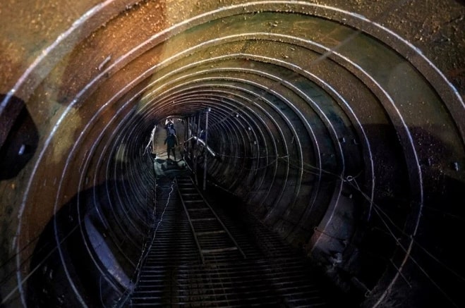 <p>Haaretz'e konuşan İsrail ordusundan kaynaklar Gazze'deki tünel sisteminin genişliğinin ve ele geçirilen silahlardan bazılarının kendileri için sürpriz olduğunu ve bu nedenle Gazze'deki kara operasyonunun beklenenden uzun sürebileceğini söyledi.</p><p>İsrail birliklerinin Erez kapısı yakınlarında keşfedilen tünelin yıkılması için çalışmalara başladıkları aktarıldı.</p>