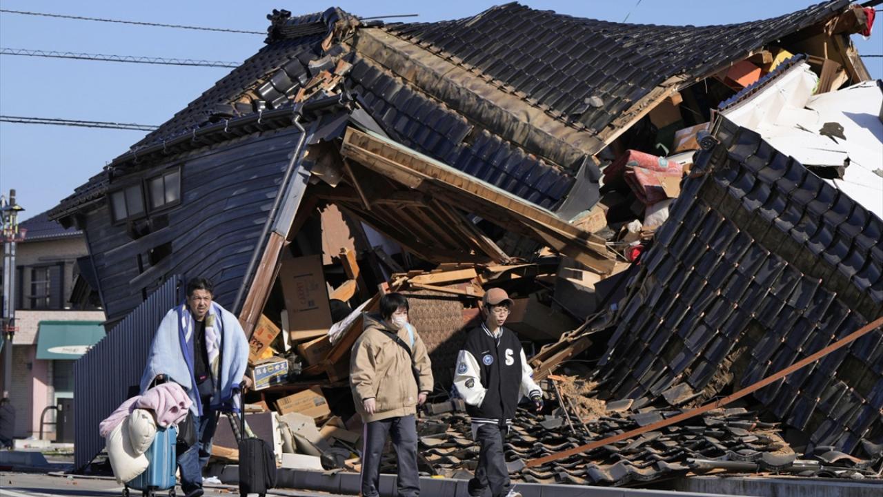 <p>Devlet televizyonu NHK'ye ait görüntüde, Wajima'da 7 katlı bir binanın yan yattığı görüldü. İşikawa Eyalet Valiliği, bölgedeki depremler sonrası 48 kişinin hayatını kaybettiğini açıkladı.</p>