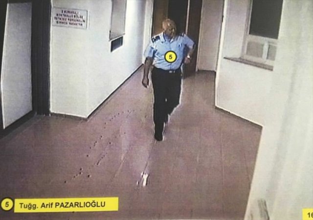 Soruşturma dosyasına giren görüntülerde harekat merkezinde görevli Tuğgeneral Arif Pazarlıoğlu'nun, darbe girişimini televizyondan izlemesi kameralara yansıyor. Tuğgeneral Alpaslan Çetin, Kurmay Albay Osman Kardal, Kurmay Yüzbaşı Recep Yıldız ve Kurmay Binbaşı Erhan Metin'in harekat merkezinde görüldüğü fotoğraflarda Kurmay Binbaşı Ali Gültekin ve Binbaşı Oğuzhan Konuk'un elindeki makineli silah dikkati çekiyor.

Eski Genelkurmay Personel Başkanı Korgeneral İlhan Talu, Tuğgeneral Uğur Şahin, Tuğgeneral Alparslan Çetin, Tuğgeneral Arif Pazarcıklıoğlu, Tümgeneral Baki Kavun, Yüzbaşı Oktay Felekoğlu, Yüzbaşı Bünyamin Tuner, Binbaşı Ahmet Yıldız, Binbaşı Mustafa Duygulu ve Binbaşı Serkan Kılıç, koridorda yürürken güvenlik kamerasına yansıyor. Binbaşı Aziz Onur, yanında bir askerle harekat merkezi koridorlarında görülüyor.