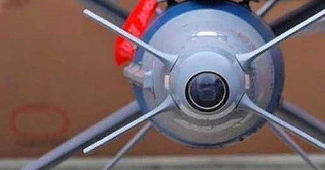 LAZER GÜDÜMLÜ BOMBA KİTİ

Lazer Güdümlü Bomba Kiti, havadan karaya atılan genel amaçlı bombalara bir güdüm kısmı eklenerek bombanın hedefi vurma oranının arttırılması amacıyla tasarlandı. Hava Kuvvetleri Komutanlığının belirlediği milli güdümlü mühimmat ihtiyacını kısa sürede ve düşük maliyetle karşılayan sistem, akıllı mühimmat alanında dışa bağımlılıktan kurtulmak bakımından da önem taşıyor.

YÜZDE YÜZ İSABET

Dedektör, kart tasarımı ve algoritması yerli kaynaklarla geliştirilen sistemin elektrikli motoru ve ısıl pili ise Türkiye Bilimsel ve Teknolojik Araştırma Kurumu (TÜBİTAK) Savunma Sanayi Araştırma ve Geliştirme Enstitüsü (SAGE) tarafından tasarlandı.

Yarı-aktif lazer arayıcı başlık, güdüm bölümü, ısıl pil, kanat tahrik sistemi ve arka kuyruk bütününden oluşan kit, atışlarda yüzde 100 başarı sağlıyor.